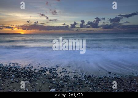 Tramonto sulla spiaggia, Chrysochou Bay Paphos, Repubblica di Cipro, Cipro Foto Stock