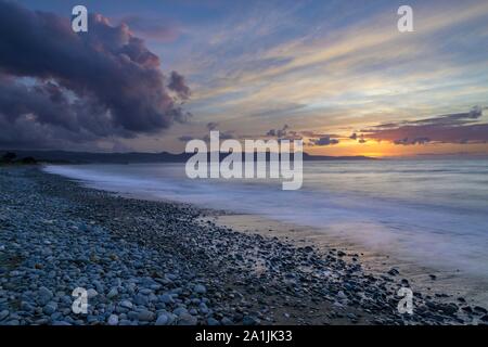Tramonto sulla spiaggia, Chrysochou Bay Paphos, Repubblica di Cipro, Cipro Foto Stock