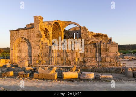 Rovine della chiesa nella luce della sera, oasi, Dipkarpaz Penisola, Famagosta, Repubblica Turca di Cipro del Nord di Cipro Foto Stock