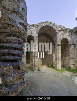 Resti della chiesa sulle rovine di San Hilarion Castello, Girne, Kyrenia District, Repubblica Turca di Cipro del Nord di Cipro Foto Stock