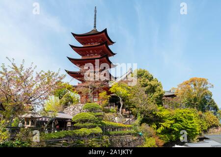 Toyokuni Santuario, pagoda a cinque piani, l'isola di Miyajima, Baia di Hiroshima, Giappone Foto Stock