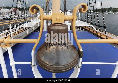 Spedire la campana del quattro-mast barque Passat, nave a vela da 1911, Priwall, Lubeck-Travemunde, Lubeck Bay, Mar Baltico, Schleswig-Holstein, Germania Foto Stock