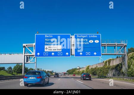 Segnali di informazione e rumore con vegetazione parete di protezione sulla A9 nei pressi di Monaco di Baviera, Baviera, Baviera, Germania Foto Stock