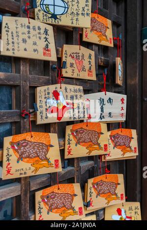 Richieste scritte di divinità su piccole tavole di legno, le schede desiderate, Ema, il Tempio Todaiji, Nara, Giappone Foto Stock
