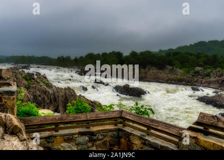 Correndo acqua a Great Falls National Park in un tempestoso giorno nuvoloso Foto Stock