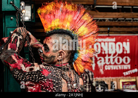 Londra, Regno Unito. Il 27 settembre, 2019. Il quindicesimo anniversario edizione dell International London Tattoo Convention, la più eccitante, anticipato e clamorosamente riuscita celebrazione dell arte del corpo nel mondo, è tornato per il fine settimana del 27/28/29 settembre 2019 al Dock di tabacco.Con oltre 400 artisti del tatuaggio portando tutti gli stili del tatuaggio, dal tradizionale. Realismo, acquerello, tribale nuova scuola, Neo, Giapponese, Blackwork., mostra Burlesque, musica dal vivo e molto altro ancora.Paolo Quezada-Neiman/Alamy vivere un nuovo credito: Paolo Quezada-Neiman/Alamy Live News Foto Stock