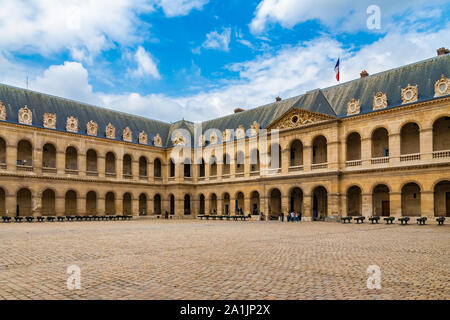 Vista panoramica all'interno della cour d'honneur (corte d onore) con righe di storici cannoni. Costruito per parate militari, è il più grande cortile di... Foto Stock