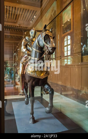 Grande immagine di un cavaliere corazzato a cavallo in una vetrina di vetro visualizzati nella sezione medievale del Musée de l'Armée nel celebre Hôtel des... Foto Stock