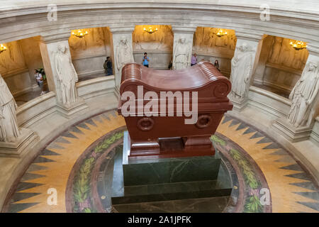 Vista aerea del rosso sarcofago quarzite di Napoleone Bonaparte, in appoggio su di un verde con base in granito direttamente sotto le Dôme des Invalides a Parigi,... Foto Stock