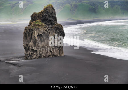 Reynisfjara spiaggia nera su una torbida mattinata estiva, Islanda. Foto Stock