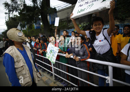 Lalitpur, Nepal. Il 27 settembre, 2019. Studenti e attivisti prendere parte a una manifestazione di protesta per il clima globale di azione in Lalitpur, Nepal il Venerdì, 27 settembre 2019. Il cambiamento climatico sta bruciando problema globale in tutto il mondo tra cui il Nepal. Credito: Skanda Gautam/ZUMA filo/Alamy Live News Foto Stock