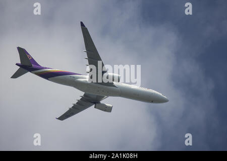 Licciana Nardi, Italia - 16 Settembre 2019: HS-TBG Airbus A330-300 di Thaiairway. Il decollo dall aeroporto di Chiangmai a Bangkok. Foto Stock