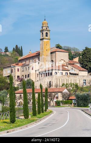 La Chiesa antica nel borgo di Arquà Petrarca, in Veneto Foto Stock