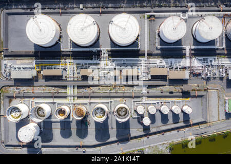 Vista aerea della industria chimica serbatoio di stoccaggio e autocisterna In wailting in impianto industriale per indirizzare l'olio alla stazione di gas. Combustibile e power generatio Foto Stock