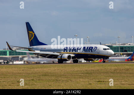 La figura mostra un Ryanair Boeing 737-8come l'aeroporto di Stansted in Essex. Foto Stock