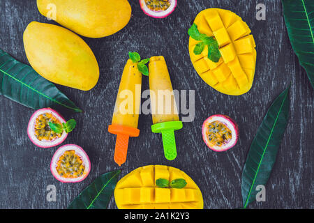 Gelato fatto in casa dal mango e frutto della passione. Possicola Foto Stock