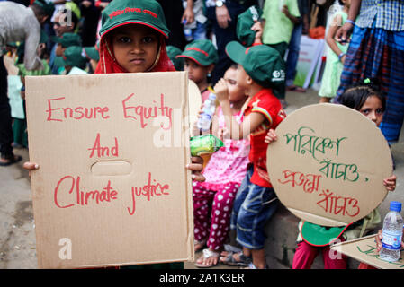 Dacca in Bangladesh. 26 Sep, 2019. Scuola studente Greta Thanberg supporta la campagna del Bangladesh organizzazione non governativa (ONG) Transparency International Bangladesh (TIB) organizza una catena umana con la scuola gli studenti al National Press Club aria a Dacca in Bangladesh il 27 settembre 2019. (Foto di MD Abu Sufian gioiello/Pacific Stampa) Credito: Pacific Press Agency/Alamy Live News Foto Stock