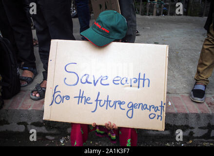 Dacca in Bangladesh. 26 Sep, 2019. Scuola studente Greta Thanberg supporta la campagna del Bangladesh organizzazione non governativa (ONG) Transparency International Bangladesh (TIB) organizza una catena umana con la scuola gli studenti al National Press Club aria a Dacca in Bangladesh il 27 settembre 2019. (Foto di MD Abu Sufian gioiello/Pacific Stampa) Credito: Pacific Press Agency/Alamy Live News Foto Stock