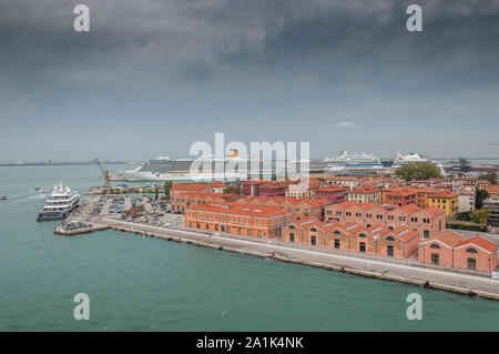 Vista aerea del canale della Giudecca e Venezia terminal delle navi da crociera, Italia Foto Stock