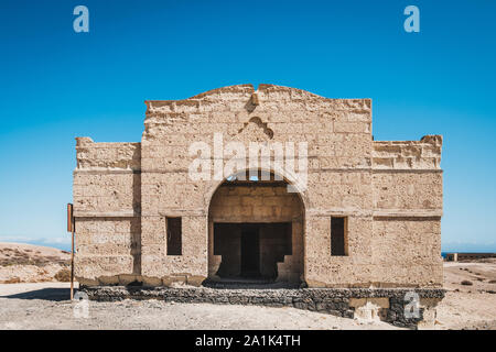 Casa abbandonata in rovina il paesaggio del deserto - involucro edilizio Foto Stock