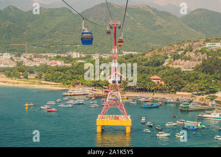 Una delle funicolare piu' lunghe del mondo sul mare che conduce al Parco dei Divertimenti di Vinpearl, Nha Trang, Vietnam Foto Stock