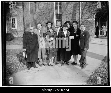 New Jersey senatore sposi in Virginia. Fairfax Courthouse, Va. Feb. 9. Stati Uniti il senatore William H. Smathers del New Jersey, con la sua sposa la ex Maria James Foley di Berryville, Va. sono mostrati con un gruppo di amici e parenti che hanno assistito alla cerimonia oggi nella storica courthouse qui. Nella foto, da sinistra a destra: Fred Yale di New Jersey; Joseph B. Smathers, figlio del senatore da un matrimonio precedente; la sig.ra Smathers, la sposa; il senatore Smathers; la sig.ra B.F. Smathers, il Senatore della madre; la sig.ra William Abbott Coleman di Arlington, Virginia, zia della sposa; Miss Billie Smathers, d Foto Stock