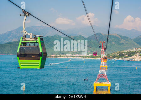 Una delle funicolare piu' lunghe del mondo sul mare che conduce al Parco dei Divertimenti di Vinpearl, Nha Trang, Vietnam Foto Stock