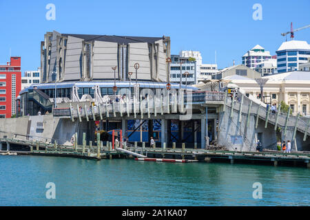 La città di mare Bridge è un ponte pedonale attraversando Jervois Quay che collega Piazza Civica al Wellington waterfront, Wellington, Nuova Zelanda. Foto Stock