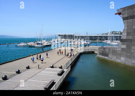 Wellington Waterfront Walk costeggia il Te Papa Tongarewa, il museo nazionale della Nuova Zelanda. Foto Stock