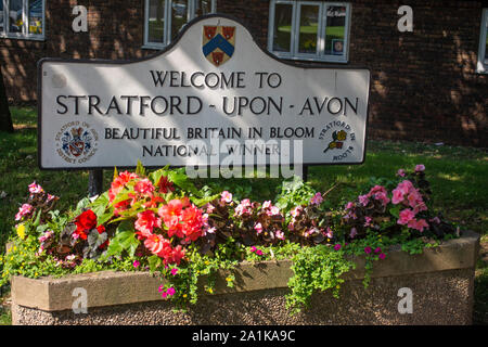 Segno di benvenuto alla città di Stratford-Upon-Avon sopra un letto di fiori Foto Stock