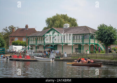 La casa in barca sul fiume Avon a Stratford-Upon-Avon Regno Unito Foto Stock