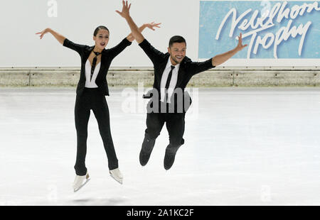 Oberstdorf, Germania. Il 27 settembre, 2019. La figura pattinare: Serie Challenger - 'Nebelhorn Trophy', la danza su ghiaccio. Lilah paura e Lewis Gibson dalla Gran Bretagna sono in esecuzione del loro programma a breve. Credito: Stefan Puchner/dpa/Alamy Live News Foto Stock