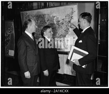 Il sindaco di New York assiste National Aviation Forum. Washington D.C., Feb. 21. Il sindaco di New York Fiorello la Guardia in un discorso tenuto oggi prima il National Aviation Forum ha messo in guardia contro "log rolling' [...] congressional considerazione di difesa nazionale[?] basi inclusi nell'aeroporto federale programma. LaGuardia è raffigurato qui con Edgar S. Gorrell, sinistra, presidente della Associazione del trasporto aereo e Edward J. nobile, presidente di aeronautica civile competente Foto Stock