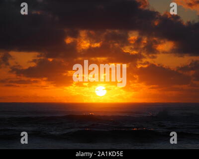 Drammatica Waikaloa Sunrise Beach Kauai Hawaii Foto Stock