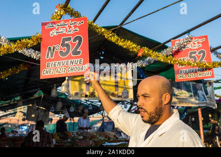 Pressione di stallo di cibo in piazza Jemaa el Fna a Marrakech, Marocco, Africa del Nord Foto Stock