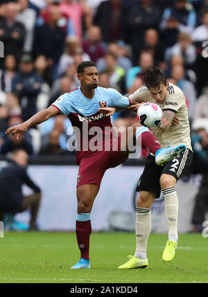 Sebastien Haller del West Ham United e Victor Lindelof del Manchester United - West Ham United v Manchester United, Premier League, London Stadium, Londra (Stratford), Regno Unito - 22 settembre 2019 solo uso editoriale - DataCo restrizioni si applicano Foto Stock