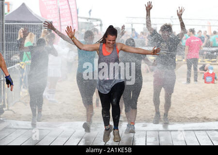 SCHEVENINGEN - più di 7000 persone hanno partecipato nel fango Masters evento sulla spiaggia di oggi. Foto Stock
