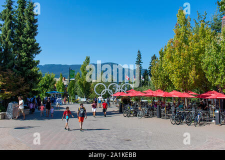 'Whistler, British Columbia, Canada - 8/7/2019: Olimpiadi Whistler Village da Giochi Invernali 2010. Quadrato aperto in estate guardando mountain range' Foto Stock