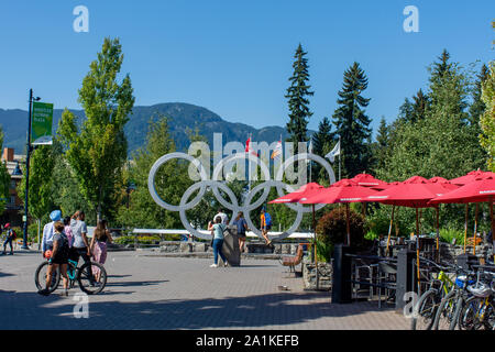 'Whistler, British Columbia, Canada - 8/7/2019: Olimpiadi Whistler Village da Giochi Invernali 2010. Quadrato aperto in estate guardando mountain range' Foto Stock