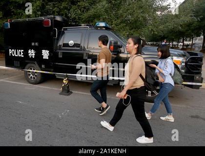 Pechino, Cina. Il 27 settembre, 2019. Il cinese a piedi passato una fila di poliziotti antisommossa veicoli parcheggiati nel centro cittadino di Pechino il Venerdì, 27 settembre 2019. La capitale è su lockdown come sono in corso i preparativi per il 1 ottobre il settantesimo anniversario della RPC, che includono una parata militare. Foto di Stefano rasoio/UPI Credito: UPI/Alamy Live News Foto Stock