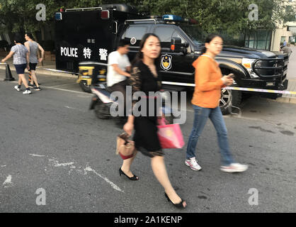 Pechino, Cina. Il 27 settembre, 2019. Il cinese a piedi passato una fila di poliziotti antisommossa veicoli parcheggiati nel centro cittadino di Pechino il Venerdì, 27 settembre 2019. La capitale è su lockdown come sono in corso i preparativi per il 1 ottobre il settantesimo anniversario della RPC, che includono una parata militare. Foto di Stefano rasoio/UPI Credito: UPI/Alamy Live News Foto Stock