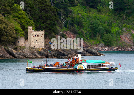 Il restaurato battello a vapore "Kingswear Castle' con i turisti a bordo visto qui passare il suo omonimo in corrispondenza della bocca del Dart in South Devon Foto Stock