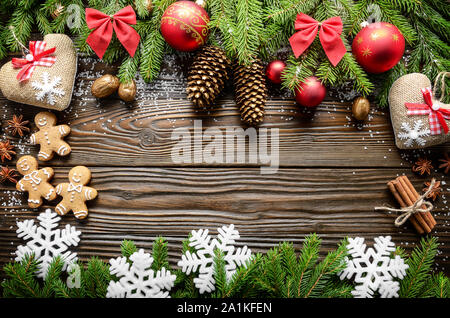 Lay piatto Natale sfondo di confine di ramoscelli, baubles, gingerbread cookie e spezie con copy-spazio Foto Stock