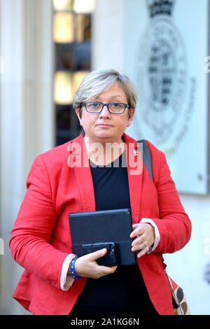 Joanna Cherry QC MP (SNP) dando un'intervista al di fuori della corte suprema di Londra dopo il primo giorno del caso cercando nella sospensione di parli Foto Stock