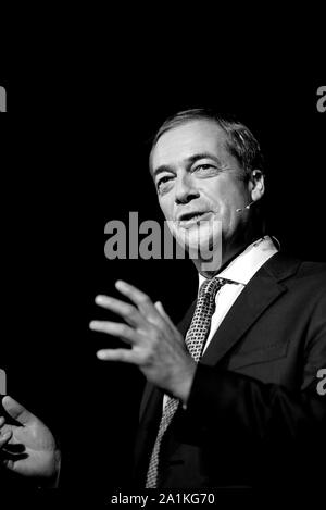 Nigel Farage MEP, leader del partito, parlando a un partito Brexit al rally Kent Event Center in Maidstone, Kent, Regno Unito. Il 26 settembre 2019. In bianco e nero Foto Stock