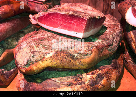 Prosciutto sul mercato della frutta di Bolzano in Alto Adige - Italia. Foto Stock