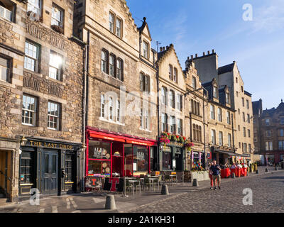 Una mattina di sole sul Grassmarket nella Città Vecchia Edimburgo in Scozia Foto Stock