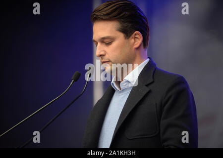 Vienna, Austria. 27th Settembre 2019. Campagna elettorale finale del FPÖ ( Freedom Party Austria) per le elezioni del Consiglio Nazionale 2019 con il leader del partito designato FPÖ Dominik Nepp di Vienna il 27 settembre 2019 al Viktor Adler Markt di Vienna. Credit: Franz PERC / Alamy Live News Foto Stock