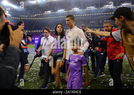 Cristiano Ronaldo del Real Madrid lascia il passo con la fidanzata, Georgina Rodriguez e figlio, Cristiano Ronaldo Jr. dopo aver vinto la finale della UEFA Champions League - Juventus v Real Madrid, Finale di UEFA Champions League, dello Stadio Nazionale del Galles, Cardiff - 3° giugno 2017. Foto Stock