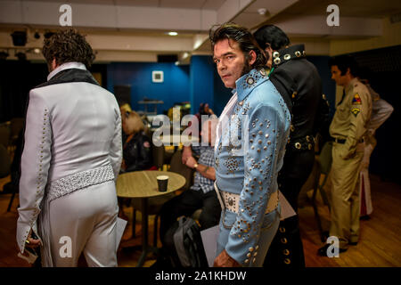 Elvis' preparare per la concorrenza all'interno del Grand Pavillion all annuale Porthcawl festival di Elvis in Galles del Sud. La manifestazione richiama migliaia di fan di Elvis alla Welsh cittadina balneare per celebrare il Re del Rock and Roll'. Foto Stock